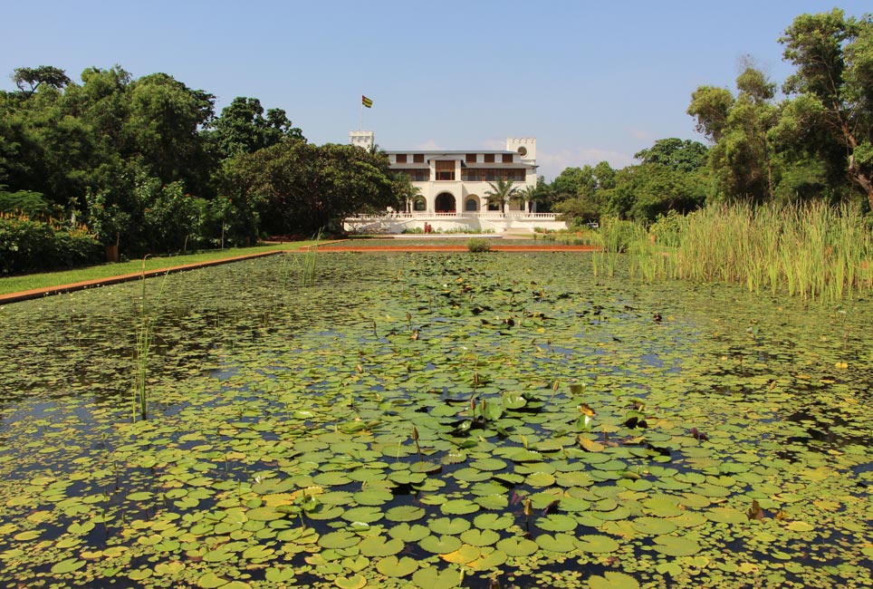 Wer sich dem Palais de Lomé vom Stadtstrand nähert, muss erst einmal an den drei Seerosenbecken vorbei Seerosenbecken vor dem Palais
