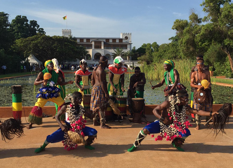 Feierliche Eröffnung des Palais de Lomé mit Tanz und Musik Tänzer und Musiker vor dem Palais