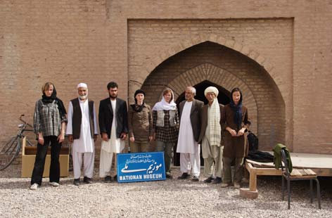 Teams des Nationalmuseums Herat und des Museums für Islamische Kunst im afghanischen Herat