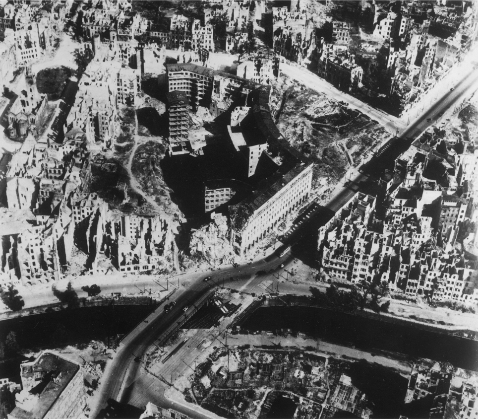 Zerbombt: Speers Runder Platz mit "Haus des Fremdenverkehrs" 1945 