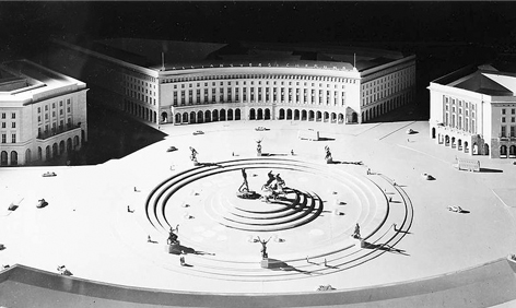 Blick vom Haus des Fremdenverkehrs über den Runden Platz auf das nicht fertiggestellte Haus der Allianz-Versicherung, einem Teil der Nord-Süd-Achse der sogenannten Welthauptstadt Germania. Foto: Willy Praher © CC BY-SA 3.0 de Blick vom Haus des Fremdenverkehrs über den Runden Platz auf das nicht fertiggestellte Haus der Allianz-Versicherung, einem Teil der Nord-Süd-Achse der sogenannten Welthauptstadt Germania