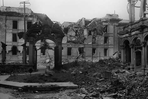 Das zerstörte Stadtpalais mit dem Löwen