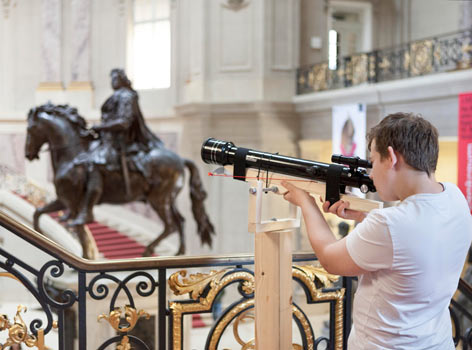 Kind im Foyer des Bode-Museums vor dem Reiterstandbild