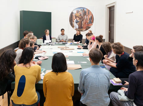 Arbeitsgruppe vom lab.Bode Junge Menschen um einen großen Tisch beim lab.Bode