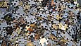 Blick auf einen Haufen von Puzzleteilen