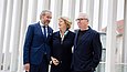 Drei Personen, SPK-Präsident Hermann Parzinger, Kulturstaatsministerin Monika Grütters und Architekt David Chipperfield stehen vor einem architektonischen Hintergrund.