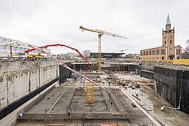 Aufbau der Kräne und Herstellung der Bodenplatte