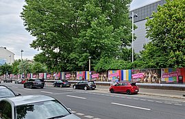 Wiedereröffnungskampagne „Endlich wieder offen für …“ Plakatwand mit Motiven der Wiedereröffnungskampagne