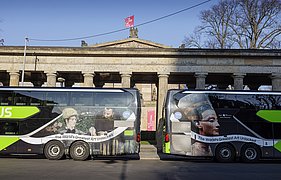 SPK und Flix verlängern ihre Mobilitätspartnerschaft für die Museumsinsel Berlin
