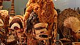 Eine neuirische-Tatanua-Maske mit beeindruckender Haarraupe, die als Tanzmaske auf Trauerfeiern diente