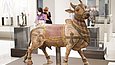 Lebensgroße, hölzerne Buckelstierfigur