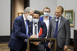 Vertragsunterzeichnung mit den Erbenvertretern Vertragsunterzeichnung mit den Erbenvertretern
