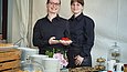 Zwei Frauen bieten leckeren Kuchen am Stand an