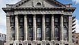 Die Fassade eines Gebäudes an einem Fluss