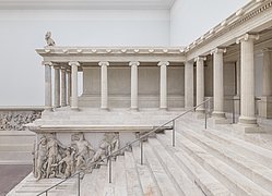 Restaurierter Pergamonaltar mit Freitreppe, Säulenhalle und Gigantenfries.