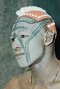 Porträt aus den Nuba-Fotografien Porträt einer Person mit traditioneller Gesichts- und Körperbemalung aus den Nuba-Fotografien.