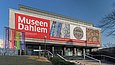 Blick auf die Fassade der Dahlemer Museen mit großem Plakat 