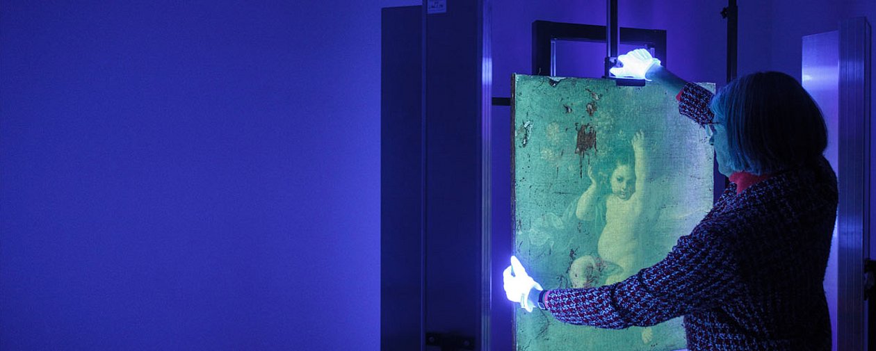 Untersuchung eines Gemäldes im UV-Licht