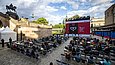 Kino zwischen Museumsgebäuden unter freiem Himmel