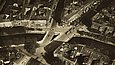 Landwehrkanal, Blick von Süden mit der Doppelbrücke von Potsdamer Straße und Victoriastraße (1919): In einem der Eckhäuser an der Potsdamer Straße liegen Ernst Rowohlts Verlagsräume. In der Straße Am Karlsbad, ganz unten im Bild, hat Mies van der Rohe sein Büro