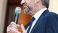 Hermann Parzinger spricht zu den Gästen des Gartenempfangs