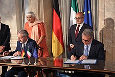 Unterzeichnung der Rückgabevereinbarung in der italienischen Botschaft