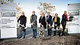 Jacques Herzog, Michael Müller, Monika Grütters, Hermann Parzinger, Udo Kittelmann und Klaus Max Rippel mit Spaten