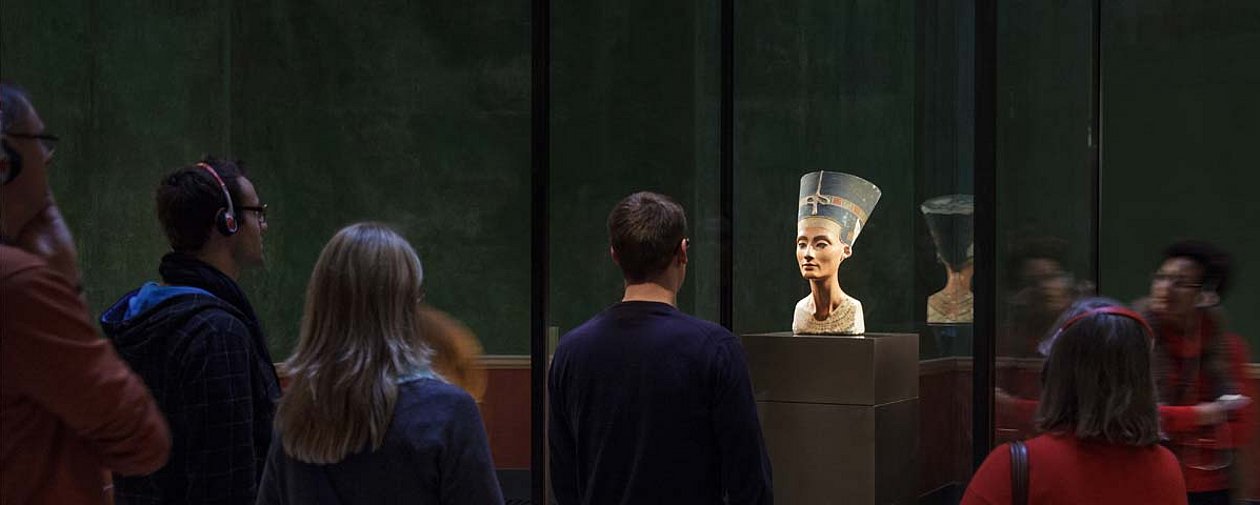 Bust of the Egyptian queen Nefertiti