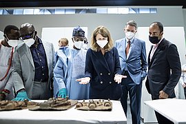 Besuch nigerianische Delegation im Ethnologischen Museum in Dahlem Nigerianische Gäste bei Benin-Bronzen
