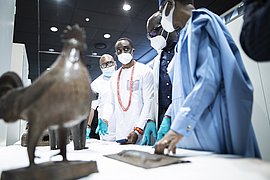 Nigerianische Delegation besucht Ethnologisches Museum in Dahlem Nigerianische Kulturdelegation bei Benin-Bronzen