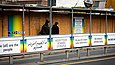 Laubengang mit verschiedensprachigen Plakaten