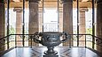 Vase im Treppenaufgang des Alten Museums, Blick nach draußen Richtung Lustgarten