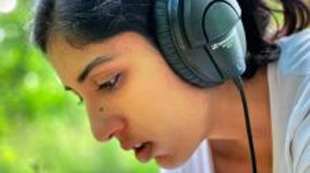 Die Komponistin Zara Ali mit Kopfhörern konzentriert sich