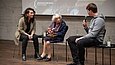 Zwei Frauen und ein Schüler sitzen auf der Bühne und unterhalten sich