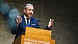 SPK-Präsident Hermann Parzinger spricht an einem Rednerpult zur Schlüsselübergabe der James-Simon-Galerie