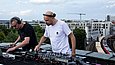 Zwei DJs stehen auf dem Dach des Bode Museums an einem Mischpult.