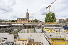 Blick über die Baustelle in das Untergeschoss