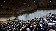 Blick von oben auf die voll besetzten Ränge des Auditoriums der James-Simon-Galerie während der Schlüsselübergabe.