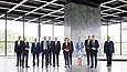 Gruppenbild in einer hellen Halle