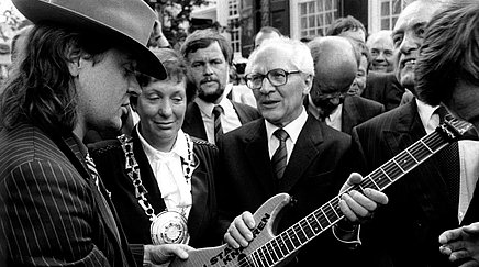 Udo Lindenberg überreicht Erich Honecker eine E-Gitarre