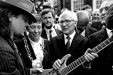 Udo Lindenberg überreicht Erich Honecker eine E-Gitarre
