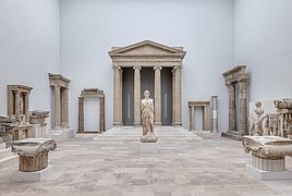 Saal mit antiken Säulen, Architekturelementen und Skulpturen im Pergamonmuseum.