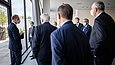 Personengruppe vor einer Fensterfront