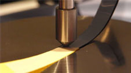Ein Magnetband wird von einem Spektrometer untersucht