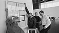 Hängung von Werken für die Ausstellung "Piet Mondrian" anlässlich der Eröffnung der Neuen Nationalgalerie 1968
