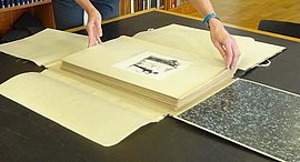 Übergabe einer Mappe von Hegenbarth-Zeichnungen Übergabe einer Mappe von Hegenbarth-Zeichnungen