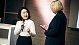 Zwei Frauen im Gespräch mit Mikrophonen