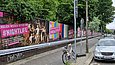Plakatwand an einer Straße 
