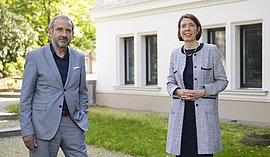 2 Personen stehen im Garten: Hermann Parzinger, Helen Müller 