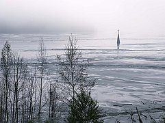 Verschneite Landschaft mit einem der letzten Häuser in Geamăna, Rumänien.